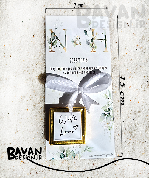 ابعاد گیفت عروسی و عقد شکلات مربعی با کارت یادبود اسم عروس و داماد و روبان سفید