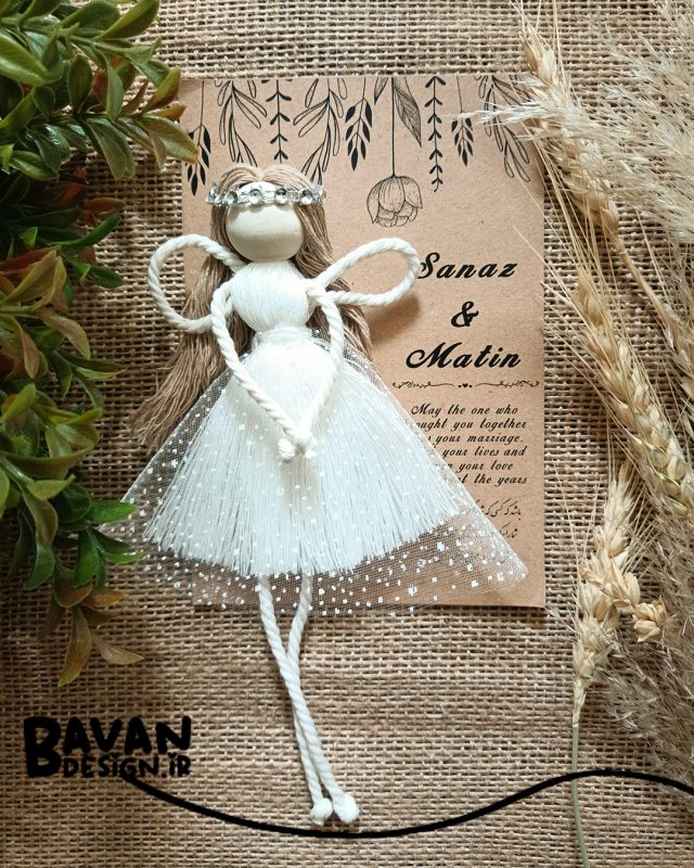 فرشته مکرومه با کارت یادبود کرافت