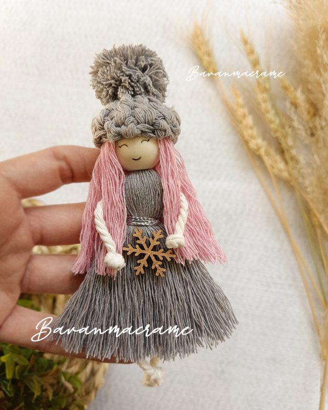 عروسک مکرومه با کلاه زمستانی