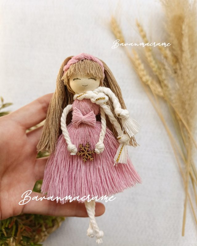 عروسک مکرومه با موی چتری و شال