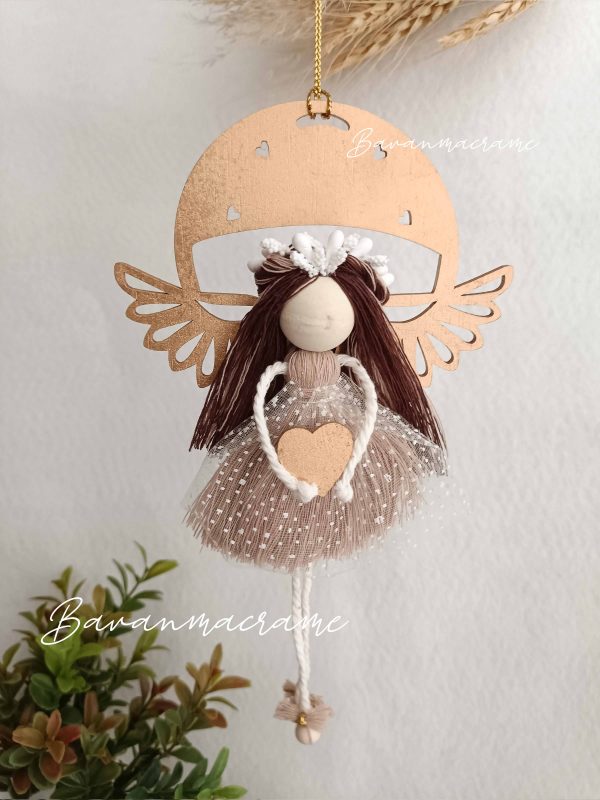 عروسک مکرومه با قلب در دست و بالهای طلایی و آویز دایره